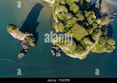 Vista da sopra, splendida vista aerea dell'Ao Nang Tower, uno di Krabi più famosa formazione rocciosa. Ao Nang, Krabi, Thailandia. Foto Stock