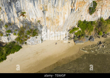 Vista da sopra, splendida vista aerea alcuni turisti per passeggiare sulla bellissima spiaggia di Railay durante la bassa marea, Ao Nang, Provincia di Krabi, Thailandia. Foto Stock