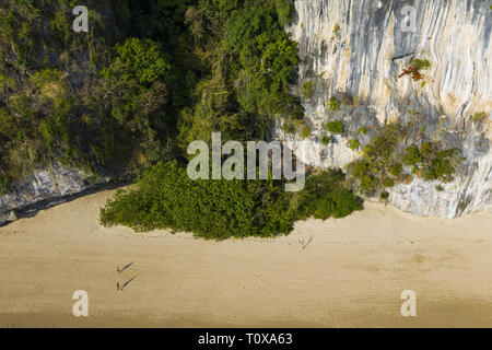 Vista da sopra, splendida vista aerea alcuni turisti per passeggiare sulla bellissima spiaggia di Railay durante la bassa marea, Ao Nang, Provincia di Krabi, Thailandia. Foto Stock