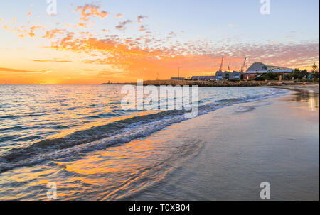 Fremantle, Australia. Bagnanti Beach, con il Roundhouse e WA Maritime Museum. Foto Stock