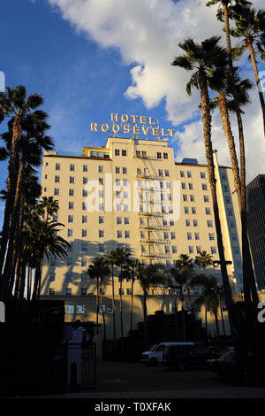 Los Angeles, CA / STATI UNITI D'AMERICA - Febbraio 18, 2019: la storica Roosevelt Hotel Hollywood è mostrato durante il tardo pomeriggio il giorno in una vista verticale. Foto Stock