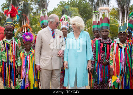 Il Principe di Galles e la duchessa di Cornovaglia guarda ballerini locali presso la casa del governatore generale su Nevis durante un giorno di visita all'isola dei Caraibi. Foto Stock