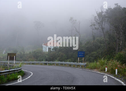Misty e nebbiosa strada di montagna in altopiano centrale del Vietnam. Foto Stock