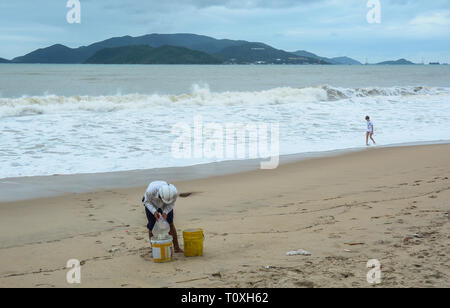 Nha Trang, Vietnam - Jan 26, 2016. La gente sulla spiaggia di sabbia con la tempesta di Nha Trang, Vietnam del Sud. Foto Stock