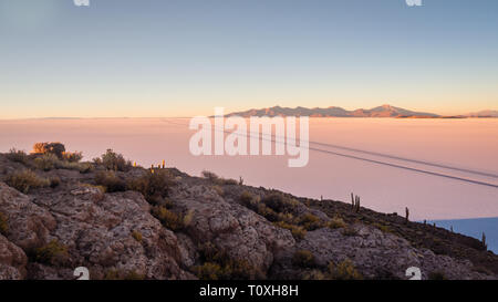 Vista sul tramonto sull isola incahuasi dal lago di sale di Uyuni in Bolivia. Vista panoramica Foto Stock