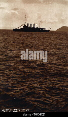 La Prima Guerra Mondiale / WWI, guerra navale, incrociatori corazzati della marina militare austro-ungarico sul mare, cartolina, con timbro postale 26.11.1917, Mare Adriatico, navi da guerra, navi da guerra, marina, austro-ungherese, Austria-Ungheria, Austria - Ungheria, k-u-k, silhouette, sagome, WW1, 10s, xx secolo, 1910s, guerra mondiale, guerra mondiale, guerra navale, navale guerre, incrociatori corazzati, incrociatore corazzato, mare oceano, cartolina, cartoline, storico, storico Additional-Rights-Clearance-Info-Not-Available Foto Stock