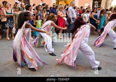 PERUGIA, Italia - 12 luglio 2010 - Projecto Axé (musica, danza e capoeira) dal Brasile sul palco di Umbria Jazz Festival - Luglio 12, 2010 a Perugia, Ita Foto Stock