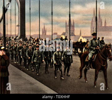 La Prima Guerra Mondiale / WWI, il ritiro delle truppe tedesche, fanteria attraversa il Reno a Colonia, dicembre 1918, fotografia colorata, carta di sigaretta, serie 'Die Nachkriegszeit', 1935, ritorno marzo, ponti, ponte sul Reno, home proveniente, homecoming, ritorno home, home, in direzione homeward, soldati, soldato, esercito, eserciti, forze armate, armistizio, cessate il fuoco, il cessate il fuoco, la fine della guerra, la guerra di fine, Germania Reich tedesco, Repubblica di Weimar, persone, tornando, xx secolo, 1930s, guerra mondiale, le guerre mondiali, ritiro, ritiri, il ritiro delle truppe dal,, Additional-Rights-Clearance-Info-Not-Available Foto Stock