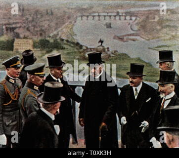 Occupazione alleata della Renania 1918 - 1930, Celebrazione della liberazione della Renania, 22.7.1930, Presidente del Reich Paul von Hindenburg durante il cerimoniale di agire sulla fortezza Ehrenbreitstein, Coblenza, fotografia colorata, carta di sigaretta, serie 'Die Nachkriegszeit', 1935, party, militare, politico, politici, fine dell'occupazione e della Renania Palatinato, della Renania Palatinato, Renania-Palatinato, dello Stato libero di Prussia, provincia renana, Germania Reich tedesco, Repubblica di Weimar, persone del xx secolo, 1930s, la liberazione, la liberazione, cerimon, Additional-Rights-Clearance-Info-Not-Available Foto Stock