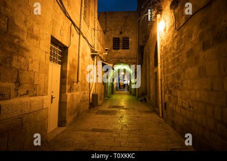 Vicolo Antico nel quartiere ebraico di notte, la città vecchia di Gerusalemme. Atmosfera mistica della strada deserta portando ad una vecchia città archewise. Vuoto st Foto Stock