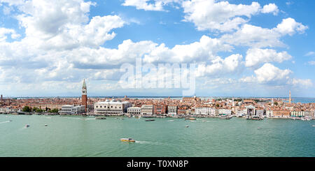 Magnifica vista aerea di Venezia attraverso il canale della Giudecca guardando verso San Macro (Piazza San Marco) Foto Stock