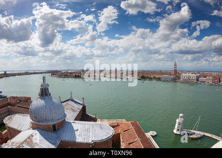 Vista in elevazione attraverso il tetto della chiesa di San Giorgio Maggiore e il Canale della Giudecca guardando verso San Macro (Piazza San Marco) Foto Stock