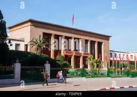 Avenue Mohammed V con la Casa dei Rappresentanti edificio sotto un cielo blu, Rabat, Marocco. Foto Stock
