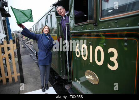 Penny Vaudoyer, figlia di Alan Pegler che ha salvato il Flying Scotsman dal mucchio degli scarti, a Swanage Railway nel Dorset sventolano fuori il Flying Scotsman sul suo primo viaggio. Il Flying Scotsman è stato acquistato dal Museo Nazionale Ferroviario nel 2004, e ristrutturato in un £ 4,2 milioni, dieci anni di attività del progetto finanziato dalla National Heritage Memorial Fund e il patrimonio del fondo della lotteria come pure da donazioni pubbliche. Foto Stock