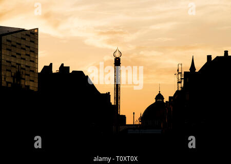 Danimarca, Copenaghen, tramonto con giardini di Tivoli in background Foto Stock