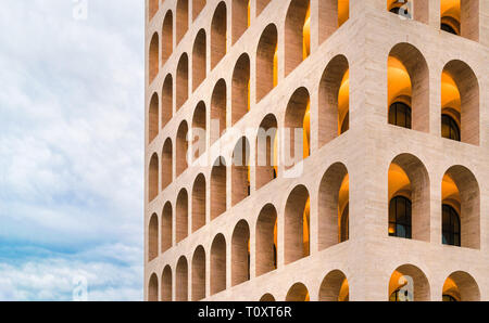 Close-up della facciata del Palazzo della Civiltà Italiana, anche chiamato Colosseo Quadrato, a Roma nel quartiere EUR, con archi e colonne Foto Stock