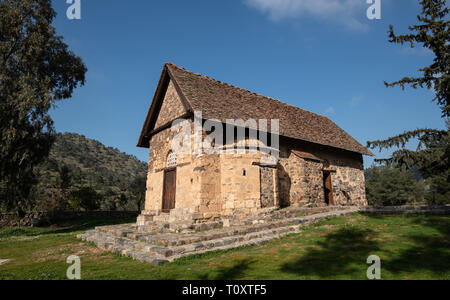 Famosa chiesa greco-ortodossa di Panagia Asinou al villaggio Nikitari a Cipro. La chiesa è classificato come patrimonio mondiale e il monumento protetto da U Foto Stock