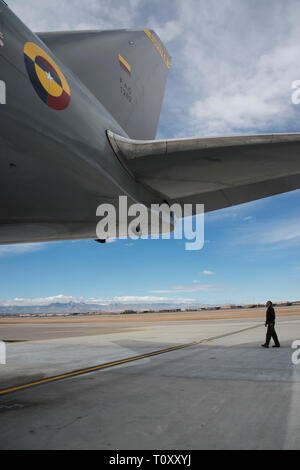 Colombiano di Air Force capo equipaggio, conduce una ispezione pre-volo su un colombiano 767 Multimissione Tanker Transport Giove durante la bandiera rossa 19-2 presso la Base Aerea Militare di Nellis Nev., 12 marzo 2019. Il Colombiano Air Force è il supporto di una missione di rifornimento per Red Flag 19-2, loro 767 MMTT Giove è il rifornimento U.S. Navy EA-18G Growlers dall'attacco elettronico Squadron 134 (VAQ-134). (U.S. Air Force foto di Tech. Sgt. Angela Ruiz) Foto Stock