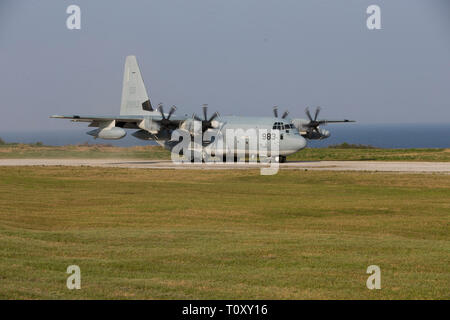 Una KC-130J Hercules atterra a Ie Shima Training Facility durante la simulazione di Expeditionary avanzate operazioni di base, 13 marzo 2019. Marines con il trentunesimo MEU stanno conducendo EABO simulato in una serie dinamica di eventi di formazione per affinare le loro capacità di pianificare, provare e completare una varietà di missioni. Durante EABO, il trentunesimo MEU ha collaborato con la terza divisione Marine, 3° Marine Logistics Group e il primo velivolo Marina Wing e gli avieri con gli Stati Uniti Air Force 353 Special Operations Group, pianificazione ed esecuzione di missione di formazione imposta per le operazioni militari. Il trentunesimo MEU, il Marine Corps' solo co Foto Stock