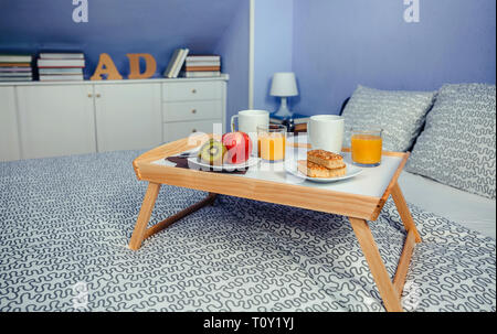 Vassoio da letto con colazione per due sul letto Foto Stock