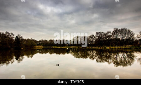 Nice Uk meteo, bella passeggiata nel pomeriggio nel parco pubblico con un piccolo lago chiamato Lindow comune in Wilmslow, Cheshire Foto Stock