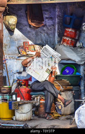 Lettore di giornale, Sardar Mercato, Jodhpur, Rajasthan, India Foto Stock