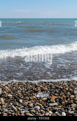 Spiaggia di ciottoli lungo la costa del lago michigan. Inizio primavera/fine inverno. Racine, Wisconsin. Foto Stock