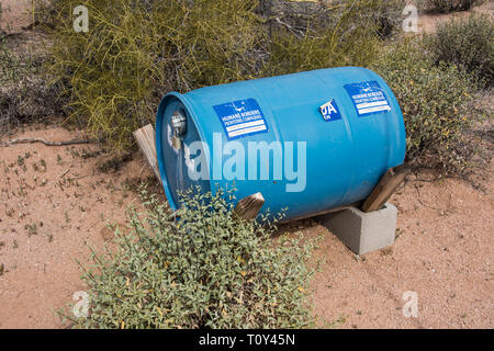 Barili d'acqua per i valichi di frontiera illegali Foto Stock