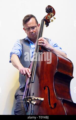 Sam Burgess - James Pearson Trio, NJA Chiesa Metodista, botesdale, Essex, 2.9.19. Autore: Brian O Connor. Foto Stock