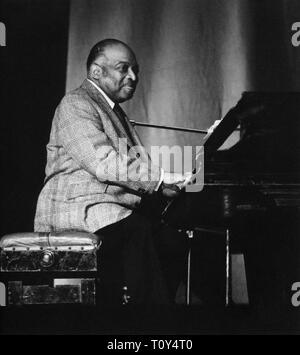 Count Basie sul palco, 1960s. Autore: Brian Foskett. Foto Stock