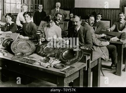 Gli uomini e le donne in tinsmithing e classe di placcatura, entro venti miglia di Barry prima 19 creatore: sconosciuto. Foto Stock