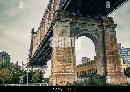 Il Queensboro Bridge, un ponte a sbalzo oltre l'East River in New York City, completato nel 1909. Esso collega il quartiere della città di Long Island nel distretto di Queens con il quartiere dell'Upper East Side di Manhattan, passando al di sopra di Roosevelt Island. Foto Stock