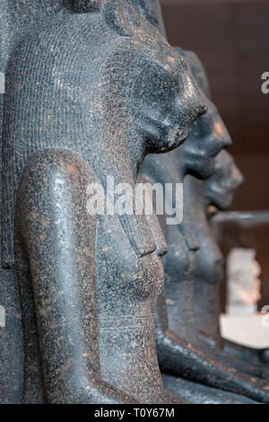 Sei lion-guidato da statue di Sekhmet sul display nel Sackler ala del Metropolitan Museum of Art. Foto Stock