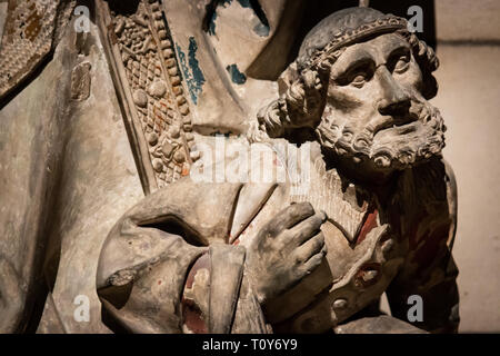 Una chiusura dell'imperatore Massenzio come egli si accovaccia ai piedi di Santa Caterina di Alessandria in questa scultura in pietra calcarea dalla Bottega di Jan Crocq in mostra al Metropolitan Museum of Art di New York City. Foto Stock