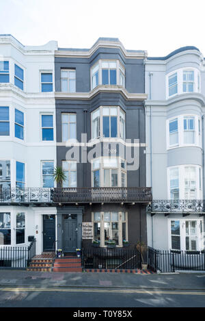 Street view da una tipica strada georgiana in Brighton Il Kemp città con vista sul mare Foto Stock