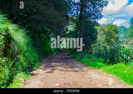 Carretera de cajola salida al municipio de san carlos sija xela Guatemala onu lugar hermoso y turístico con grandes miradores al valle del gran ciudad Foto Stock