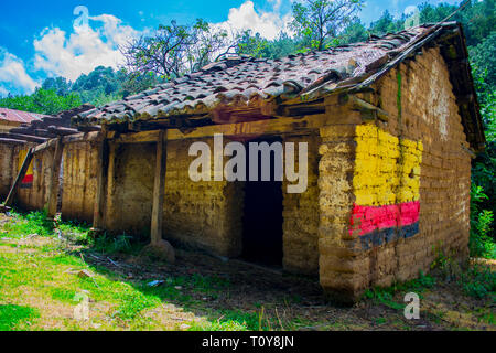 Casita antigua abandonada en aldea comunida y el paraiso cajola y san carlos sija de xela, guatemala personas que se fueron e abandonaron sus casas Foto Stock