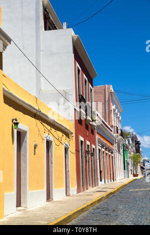 La vecchia San Juan Puerto Rico con il tipico esempio di antica architettura colorati Foto Stock