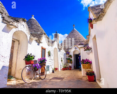 Alberobello Puglia, Italia: tipiche case costruite con muri in pietra a secco e tetti conici, in una bella giornata, Puglia Foto Stock