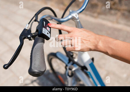 Accensione della bicicletta elettrica Foto Stock