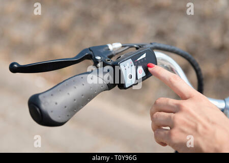 Girando sulla bicicletta elettrica o e-bike Foto Stock