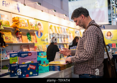 Leipzig, Germania. Xxi Mar, 2019. Un visitatore legge un libro presso lo stand di Finken durante il 2019 Lipsia alla Fiera del Libro di Lipsia, in Germania, il 21 marzo 2019. Quattro giorni di Leipzig Book Fair ha dato dei calci a fuori di giovedì, che attrae oltre 2.500 espositori provenienti da più di cinquanta paesi e regioni di tutto il mondo. Credito: Kevin Voigt/Xinhua/Alamy Live News Foto Stock