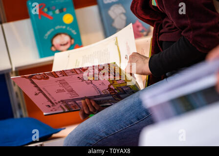 Leipzig, Germania. Xxi Mar, 2019. Un visitatore legge un libro presso lo stand di Klett durante il 2019 Lipsia Fiera del Libro di Lipsia, Germania, 21 marzo 2019. Quattro giorni di Leipzig Book Fair ha dato dei calci a fuori di giovedì, che attrae oltre 2.500 espositori provenienti da più di cinquanta paesi e regioni di tutto il mondo. Credito: Kevin Voigt/Xinhua/Alamy Live News Foto Stock