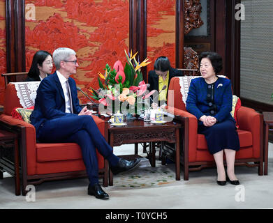 (190322) -- Pechino, 22 marzo 2019 (Xinhua) -- Chinese Vice Premier Sun Chunlan soddisfa con Apple CEO Tim Cook a Pechino Capitale della Cina, Marzo 22, 2019. (Xinhua/Yin Bogu) Foto Stock