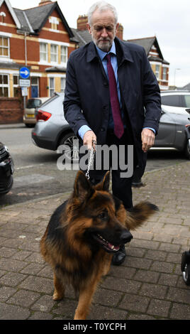 Newport, South Wales, Regno Unito. Xxii Marzo 2019 raffigurata è Jeremy Corbyn con un cane alsaziano chiamato Acer, a incontra i membri del pubblico dopo aver frequentato partecipato ai funerali di Newport MP Paul Flynn a St Woolos cattedrale, Stow Hill, Newport, Galles. Credito : Robert Melen/Alamy Live News. Foto Stock