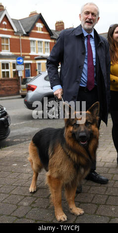 Newport, South Wales, Regno Unito. Xxii Marzo 2019 raffigurata è Jeremy Corbyn con un cane alsaziano chiamato Acer, a incontra i membri del pubblico dopo aver frequentato partecipato ai funerali di Newport MP Paul Flynn a St Woolos cattedrale, Stow Hill, Newport, Galles. Credito : Robert Melen/Alamy Live News. Foto Stock