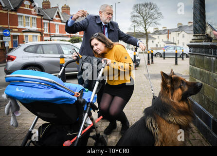 Newport, South Wales, Regno Unito. Xxii Marzo 2019 raffigurata è Jeremy Corbyn alle prese con il cane alsaziano chiamato Acer, a incontra i membri del pubblico dopo aver frequentato partecipato ai funerali di Newport MP Paul Flynn a St Woolos cattedrale, Stow Hill, Newport, Galles. Credito : Robert Melen/Alamy Live News. Foto Stock