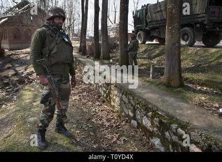 Srinagar Kashmir. 22 Mar, 2019. Esercito indiano troopers guardia vicino al sito di un gunfight in Hajin villaggio del distretto di Bandipora, circa 40 km a nord di Srinagar, la capitale estiva del Kashmir, Marzo 22, 2019. Sei militanti e un 12-anno-vecchio ragazzo sono stati uccisi in tre distinte sparatorie feroci in irrequieta Kashmir, funzionari detto venerdì. Credito: Javed Dar/Xinhua/Alamy Live News Foto Stock