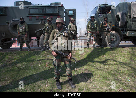 Srinagar Kashmir. 22 Mar, 2019. Esercito indiano troopers guardia vicino al sito di un gunfight in Hajin villaggio del distretto di Bandipora, circa 40 km a nord di Srinagar, la capitale estiva del Kashmir, Marzo 22, 2019. Sei militanti e un 12-anno-vecchio ragazzo sono stati uccisi in tre distinte sparatorie feroci in irrequieta Kashmir, funzionari detto venerdì. Credito: Javed Dar/Xinhua/Alamy Live News Foto Stock