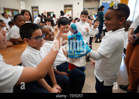 Washington, Stati Uniti d'America. 20 Mar, 2019. Gli studenti cercano di eseguire Fujian burattini al ramo di vernice scuola elementare in Prince George County, Maryland, Stati Uniti, 20 marzo 2019. Per andare con 'Funzione: artista cinese stupisce gli studenti negli stati uniti in Maryland con realismo uno spettacolo di burattini' Credit: Liu Jie/Xinhua/Alamy Live News Foto Stock